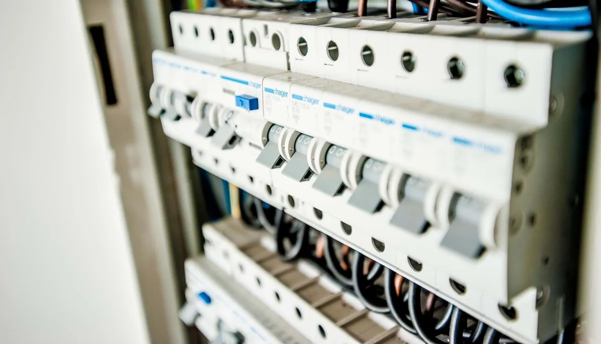 Close-up van installatieautomaten in een geopende groepenkast